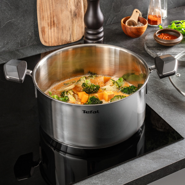 Zeleninová polévka vařící se v kastrolu s poklicí Tefal E3284644 Emotion+ 24 cm v moderní kuchyni.