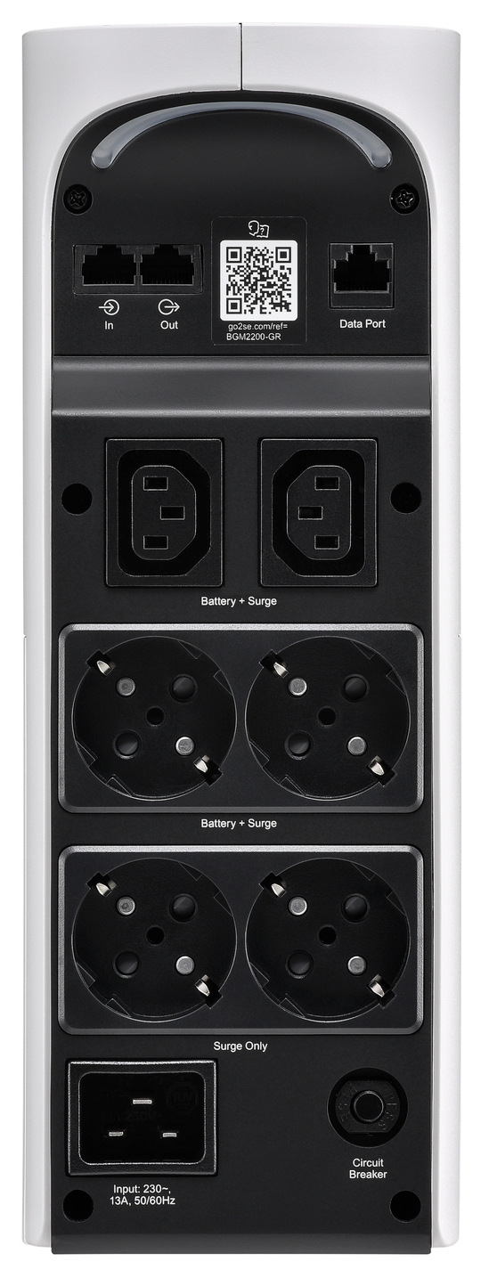 Záložní zdroj APC Pro 2200VA for Gaming, 230V, Pure Sinewave, LCD, Schuko, White bílý Na obrázku je zadní panel záložního zdroje APC Pro 2200VA for Gaming. Nahoře jsou síťové konektory pro datovou linku – dva porty In/Out vedle sebe – a vedle nich další datový port, uprostřed je QR kód. Pod nimi jsou dvě obdélníkové zásuvky typu IEC a níže čtyři klasické kulaté zásuvky Schuko ve dvou řadách; část je označená Battery + Surge (napájení z baterie i přepěťová ochrana) a část Surge Only (jen přepěťová ochrana). Úplně dole je vstup pro napájecí kabel a vedle něj jistič (Circuit Breaker).