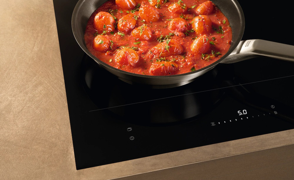 Indukční varná deska Miele KM 8484 FL černá SingleSlide ovládání a Miele@home s Con@ctivity zajišťují plynulé řízení a chytré propojení kuchyně