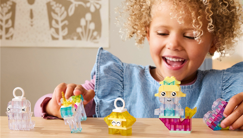 Stavebnice LEGO® Classic 11040 Kouzelná průhledná krabička Průsvitné kostky a rozmanité modely dávají dětem prostor začít jednoduše a postupně zkoušet složitější stavby.