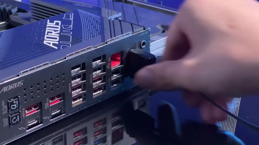 Základní deska GIGABYTE B860I AORUS PRO ICE Zadní panel základní desky Gigabyte B860I AORUS PRO ICE při zapojování kabelu do konektorů I/O