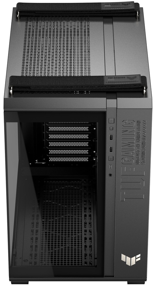 Case Asus TUF GAMING GT502 HORIZON černá Foto skříně zepředu šikmo shora, takže je vidět přední skleněné čelo i část horního perforovaného víka, nahoře pak robustní madla a hranaté linie šasi. Na svislé čelní liště je zároveň soustředěný přední panel s porty: najdete tu 1× USB-C 3.2 Gen 2×2 (až 20 Gb/s), 2× USB-A 3.2 Gen1, kombinovaný 3,5mm jack pro sluchátka/mikrofon a tlačítko pro ovládání LED.