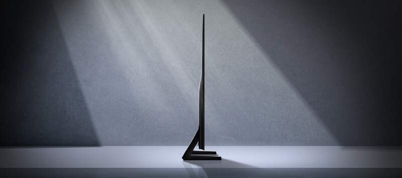 Televize Samsung QE55S85DA Televize Samsung postavená na desce, pohled z boku