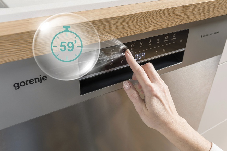 Žena nastavuje na ovládacím panelu myčky Gorenje GORGI673B90X 1hod. program myrtí