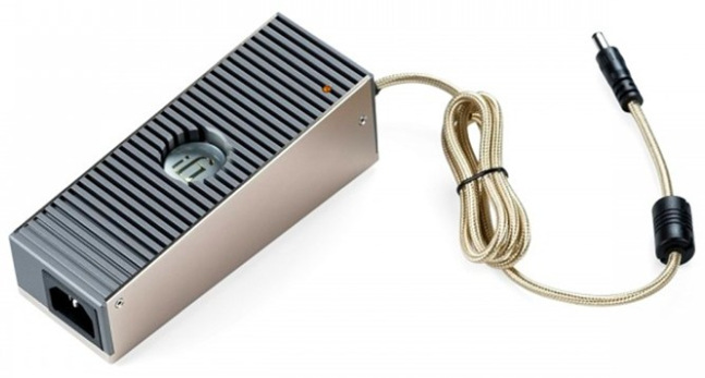 iFi SilentPower iPower Elite 12V napájecí zdroj v hliníkovém těle se zlatým DC kabelem