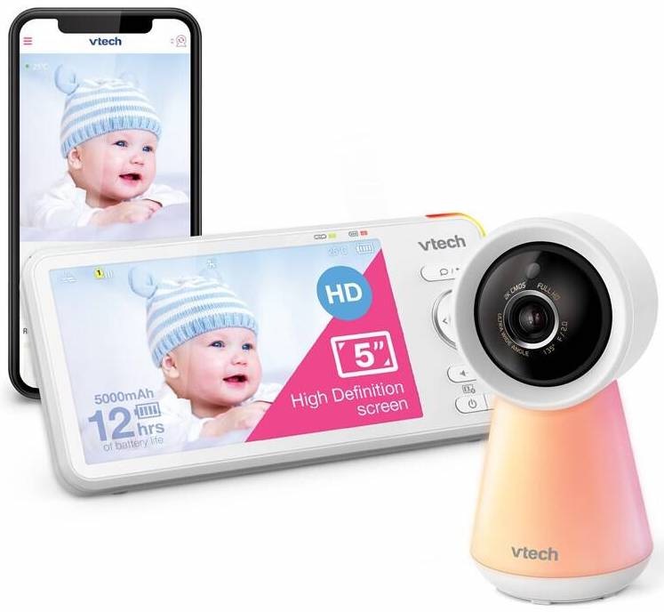 Dětská video chůvička VTech RM5756HD s 5" HD displejem a Wi-Fi připojením zobrazená společně s kamerovou jednotkou s adaptivním nočním světlem
