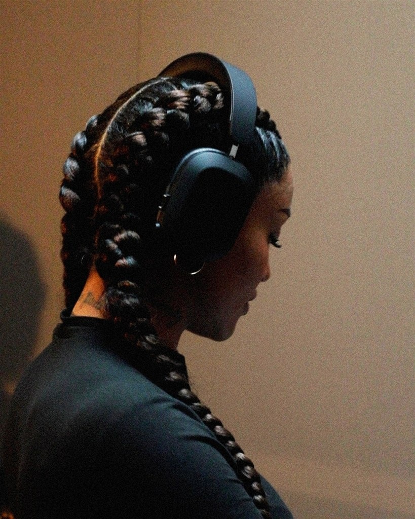 Sluchátka Mondo Over-Ear Headphone šedá Žena se sluchátky Mondo Over-Ear Headphone
