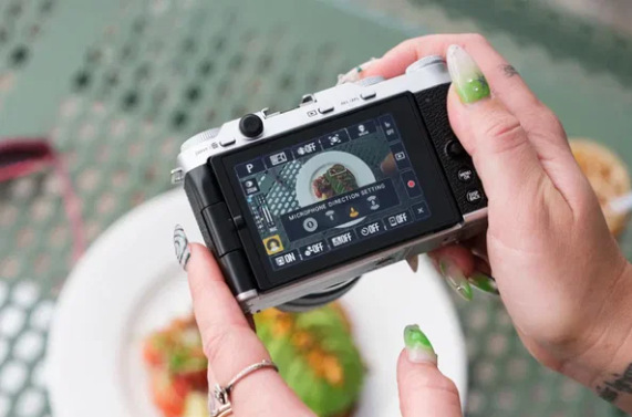 Fujifilm X-M5 má tři vestavěné mikrofony 
