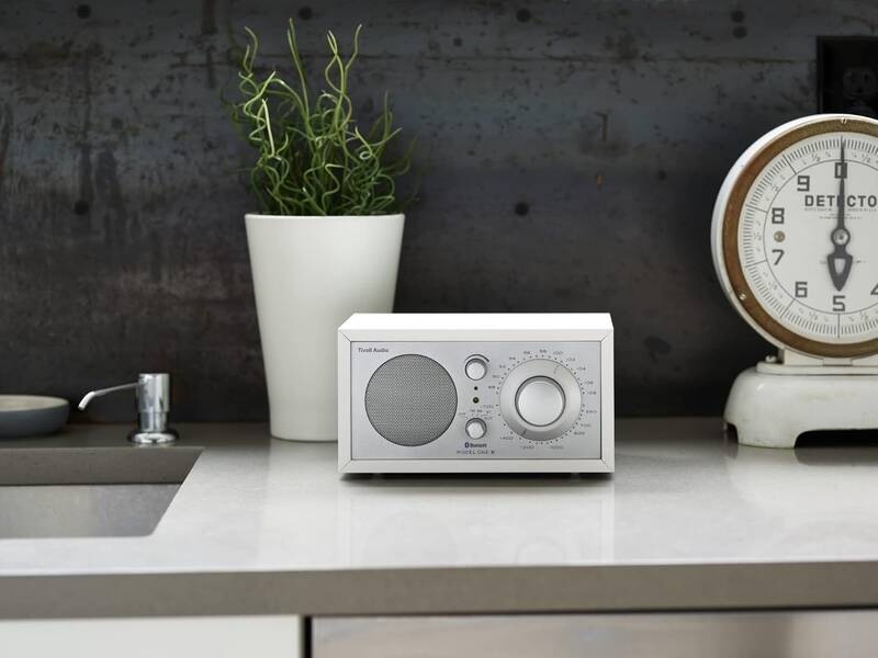 Radiopřijímač Tivoli Audio Model One BT stříbrný/bílý Radiopřijímač Tivoli Audio Model One BT stříbrný/bílý