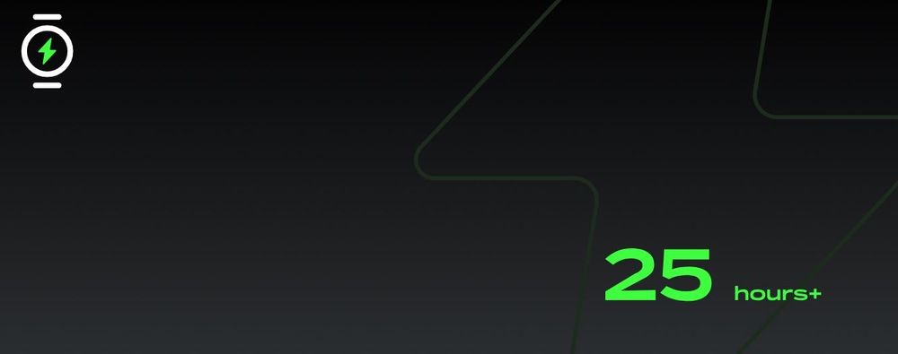 Snímač pohybu PICO Motion Tracker bílé Tmavé gradientní pozadí a zeleným obrysem blesku. Vlevo je bílo-zelená ikona baterie. Vpravo je nápis „25 hodin+“.