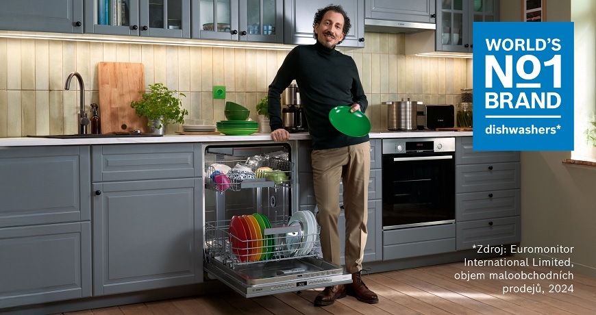Myčka nádobí Bosch Serie 8 SMV8ECX05E EfficientDry Muž stojí v moderní kuchyni u otevřené myčky nádobí plné barevných talířů, drží v ruce zelený talíř a usmívá se; vedle je text „World’s No.1 brand dishwashers“.