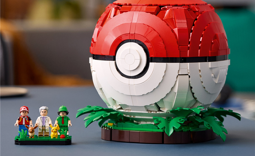 Knihovna, počítače, mini Pokébaly i Pokédexy dotvářejí scénu plnou drobných odkazů na svět Pokémonů.