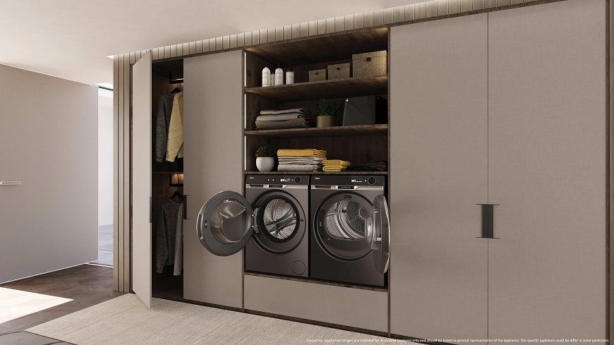 Sušička prádla Haier HD90-BQ397GU1-S antracitová otevřená antracitová sušička Haier HD90-BQ397GU1-S v prádelně stojí vedle otevřené pračky haier