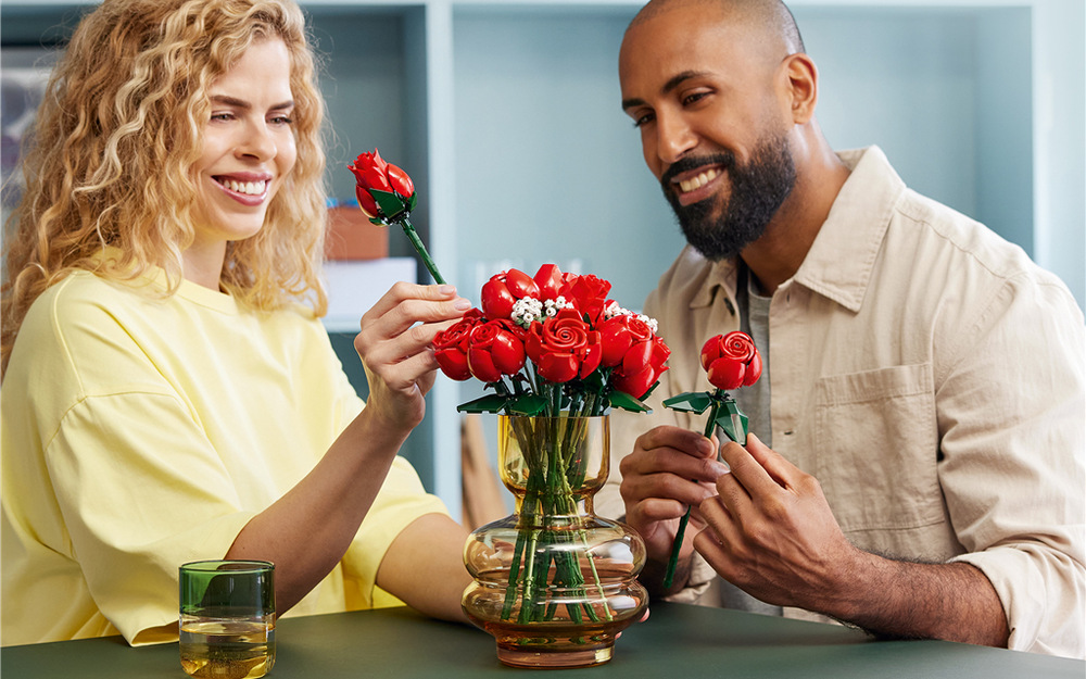 Stavebnice LEGO® Botanicals 10328 Kytice růží Potěšte své blízké originálním dárkem, který spojuje krásu květin s radostí z kreativního tvoření