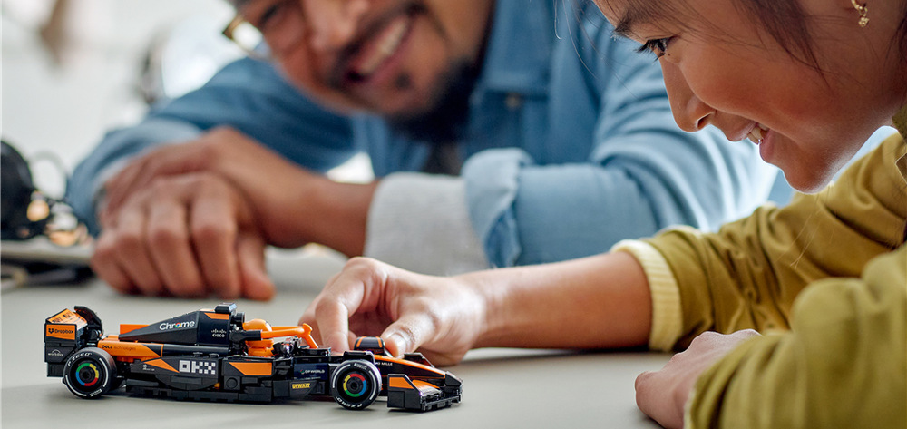 Součástí stavebnice je minifigurka pilota v outfitu McLaren s okřídlenou helmou, připravená usednout do kokpitu.