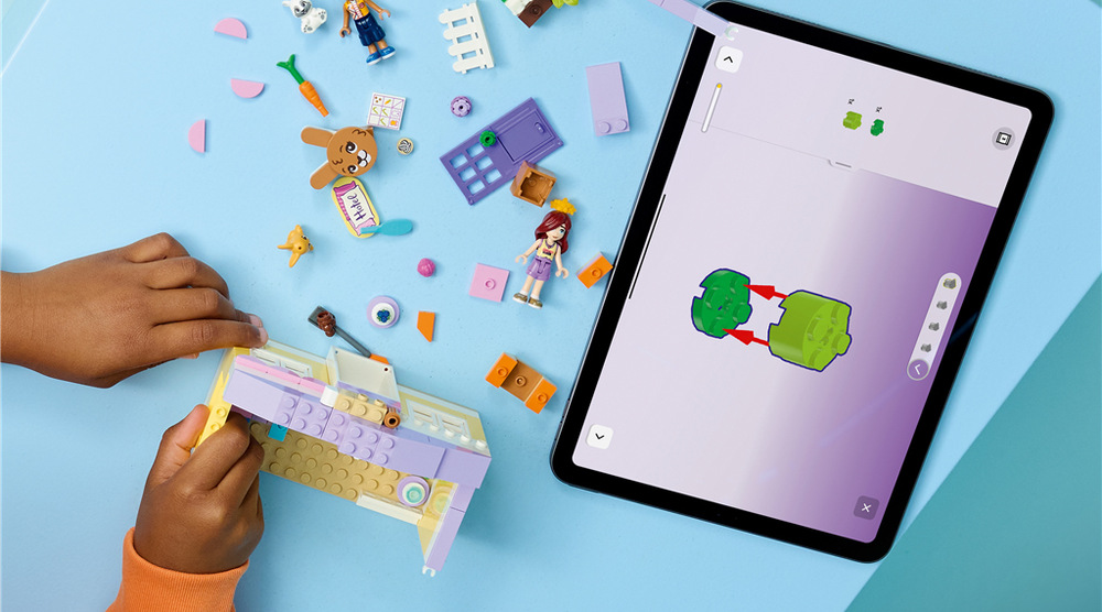 Stavebnice LEGO® Friends 42679 Hotel pro králíčky v městečku Heartlake 161 dílků a aplikace LEGO Builder pomohou dětem hotel postavit krok za krokem a poté pokračovat ve hraní.