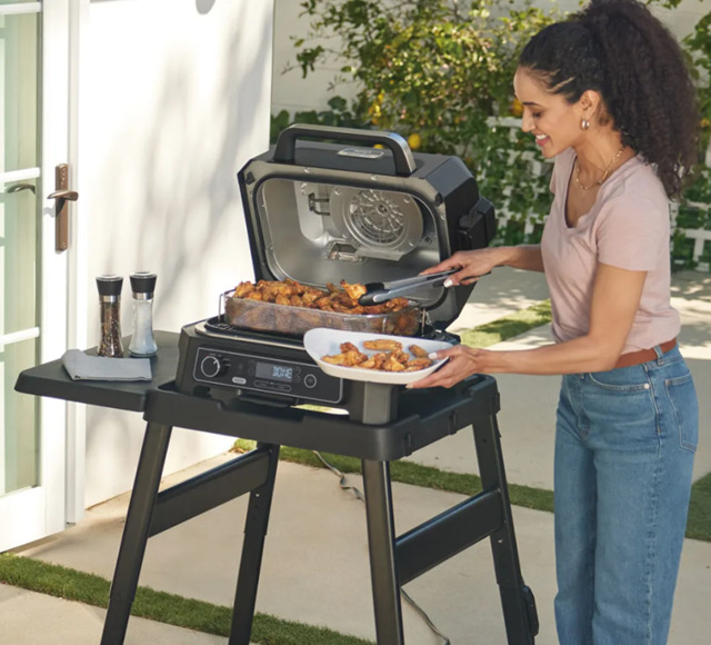 Gril Ninja OG901EU Woodfire Pro Connect XL Electric Outdoor BBQ Grill & Smoker černý/modrý