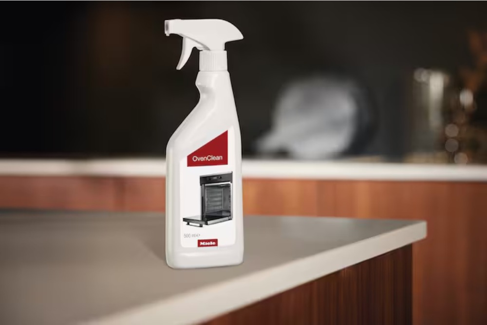 Čisticí přípravek Miele 500 ml OvenClean GP CL H 0502 L položený na stole