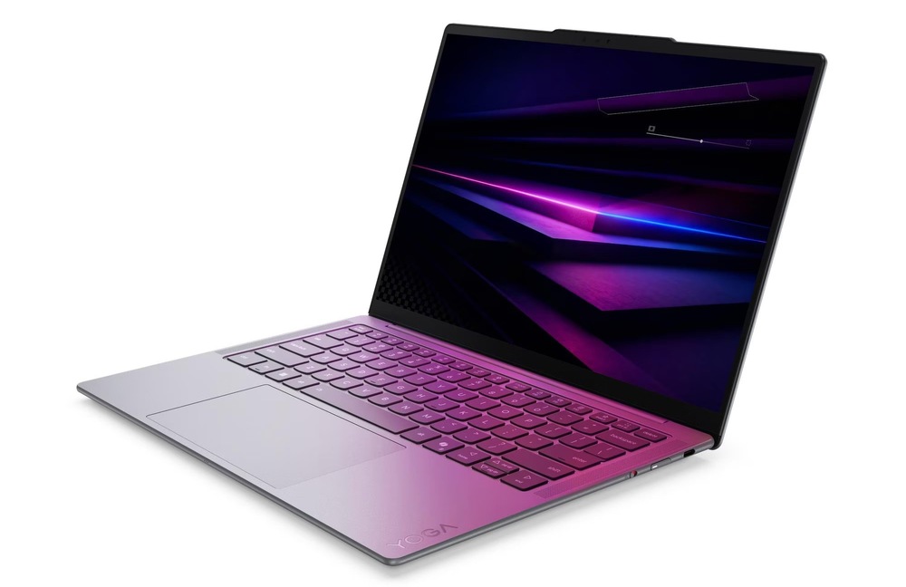 Notebook Lenovo Yoga Slim 7 stříbrný Otevřený a zapnutý notebook Lenovo Yoga Slim 7 14IPH11