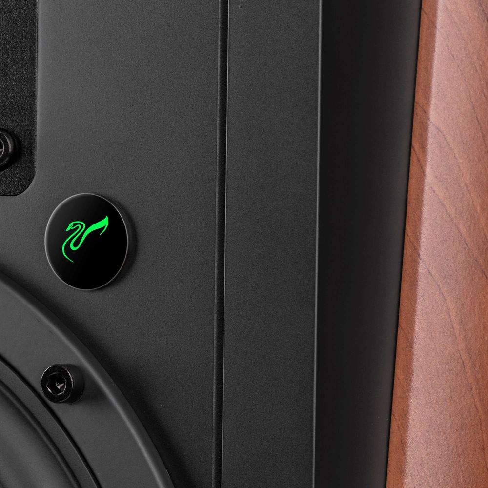 Reproduktory Swan M300MKII (2 ks) hnědé Detail podsvíceného indikátoru připojení na reproduktorech