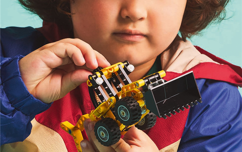Stavebnice LEGO® Technic 42197 Zadní nakladač Pohyblivá přední lopata a zadní rypadlo promění model LEGO v pracovní stroj pro vlastní staveniště.
