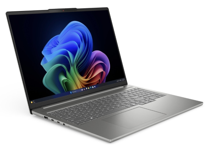 Notebook Lenovo IdeaPad Pro 5 16IAH10 s otevřeným displejem při pohledu zleva