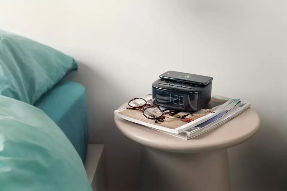 Radiobudík Philips TAR7705 Qi černý