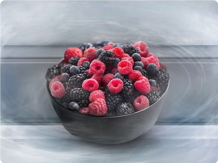 Mražené ovoce v misce, zadní strana lednice bez námrazy - no frost