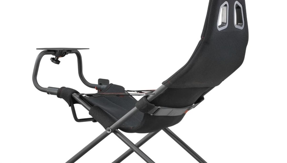 Inovativní černá herní židle s ergonomickým designem, opěrkou hlavy, robustním kovovým rámem a nastavitelným područím s malou plošinou.