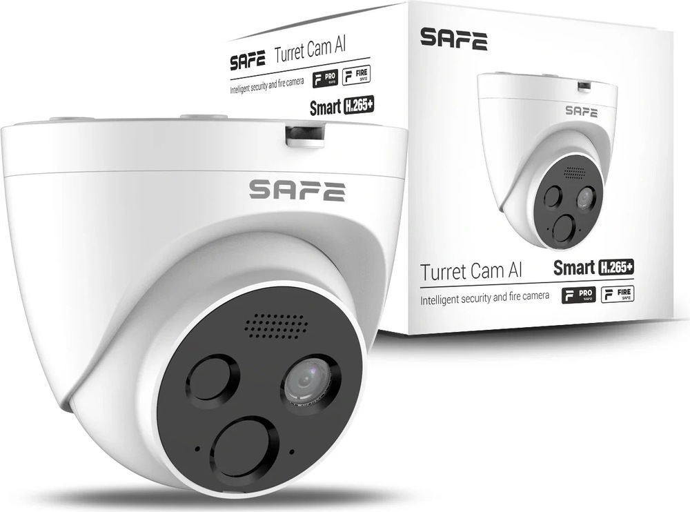 Kompletní sada Safe Starter Kit Fire Cam bílá Na obrázku je bílá bezpečnostní kamera SAFE Turret Cam AI a za ní její prodejní krabice. Samotná kamera má kompaktní kupolovitý tvar, bílé tělo a černý čelní panel. Na něm je vidět objektiv kamery, dva větší kruhové prvky a nahoře menší perforovaná část, pravděpodobně pro mikrofon nebo reproduktor. Na horní části těla je logo SAFE. Krabice v pozadí je bílá s černými nápisy a obrázkem stejné kamery. Je na ní výrazně uvedeno Turret Cam AI a také označení Smart H.265+. Obrázek působí jako produktová prezentace chytré bezpečnostní a požární kamery pro domácí nebo firemní použití.