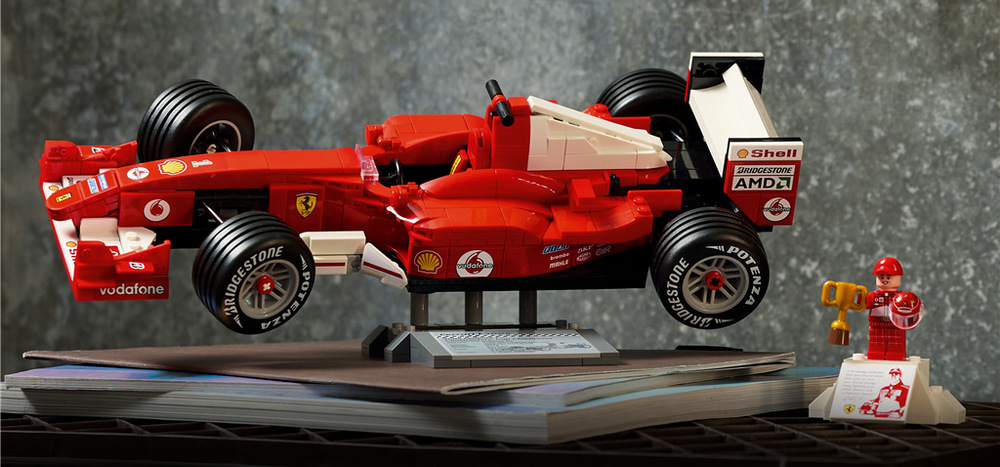 Funkční řízení, detailní kokpit, motor V10 a pneumatiky Bridgestone Potenza přibližují skutečný závodní vůz.
