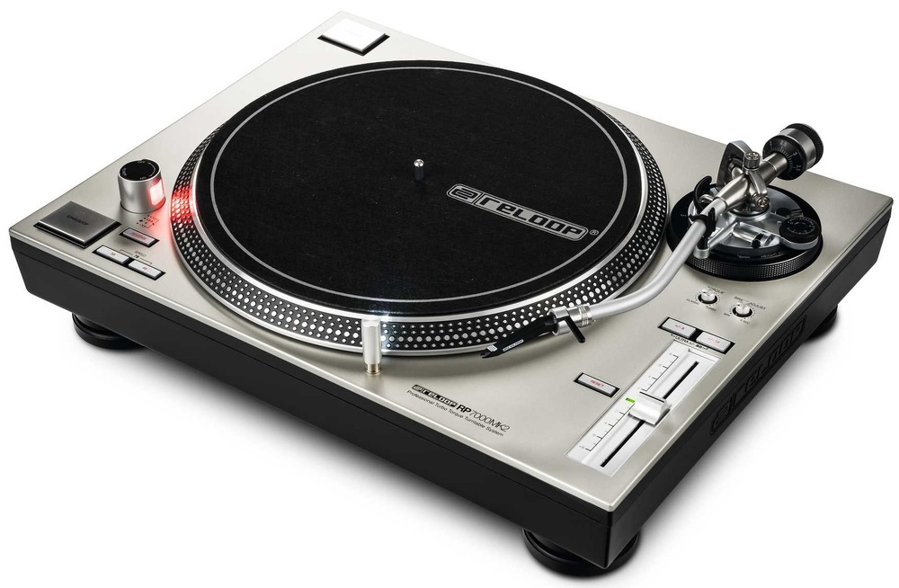 Detail gramofonu Reloop RP-7000 MK2 se esovitým ramenem a ovládáním rychlosti