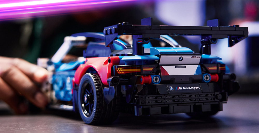 Stavebnice LEGO® Technic 42226 Závodní auto BMW M4 GT3 EVO Funkční řízení, otevírací dveře a model šestiválcového motoru dětem přibližují principy automobilové techniky.