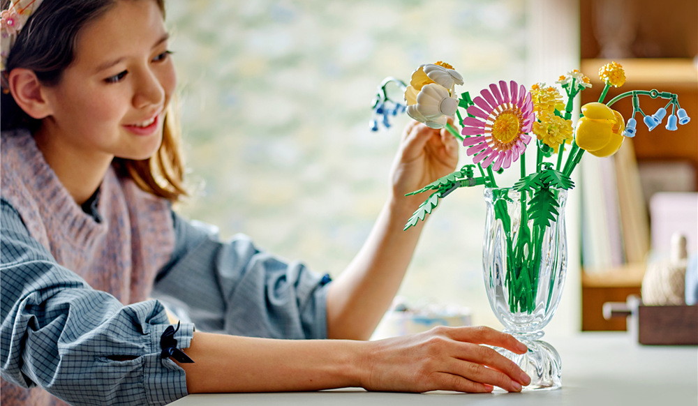 Stavebnice LEGO® Botanicals 10347 Drobná slunečná kytice Slunečná kytice obsahuje sedm druhů květin, které společně vytvářejí pestré aranžmá plné jarní atmosféry.