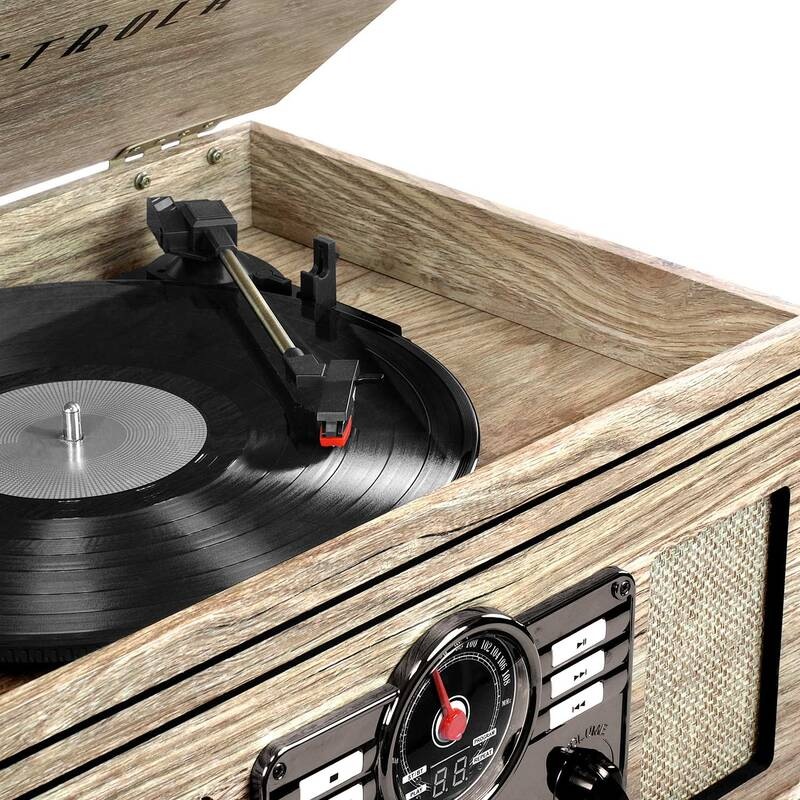 Detail gramofonového raménka s přenoskou a jehlou nad vinylovou deskou