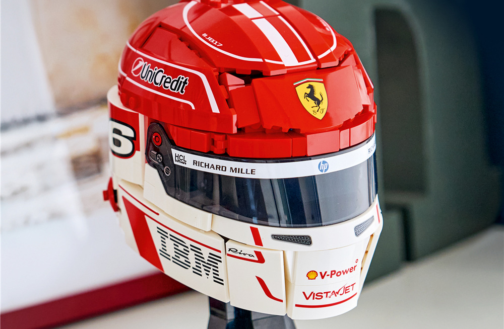 Stavebnice LEGO® Editions 43014 Helma Charles Leclerc ze Scuderia Ferrari HP Helma se stane stylovou ozdobou pokoje, pracovny nebo sbírky fanouška motorsportu a skvěle doplní další modely F1.