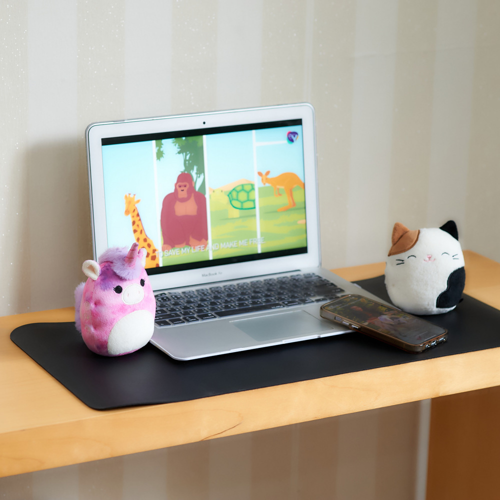 Přenosný reproduktor Lazerbuilt Squishmallows Lola růžový Přenosný reproduktor Lazerbuilt Squishmallows Lola připojený k notebooku