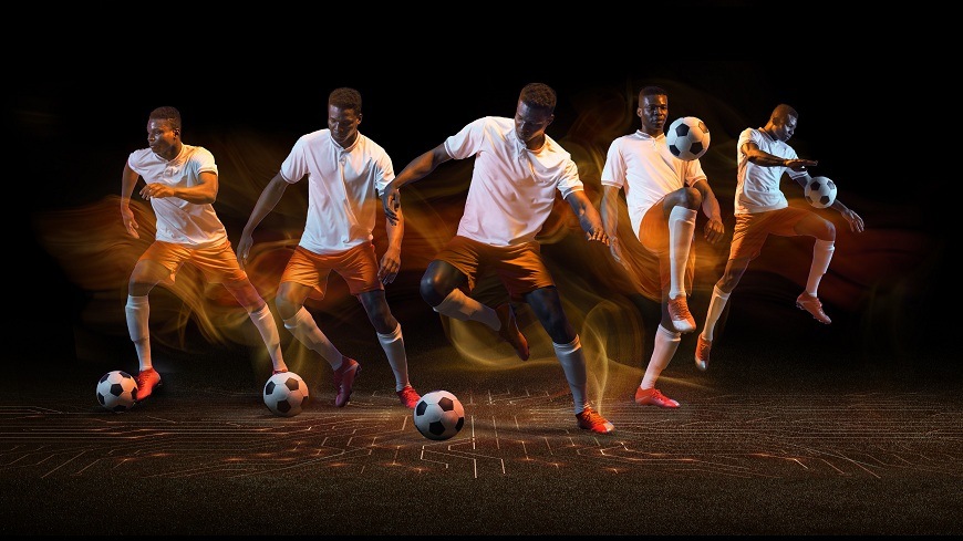 Televize Hisense 55A6S fotbalista s míčem na tmavém pozadí v různých fázích pohybu