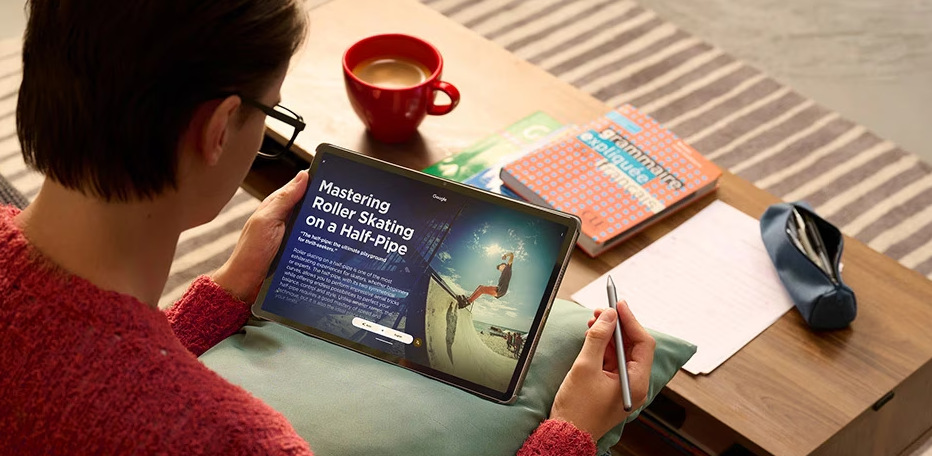 Muž ovládá stylusem tablet Lenovo Idea Tab Pro Gen 2