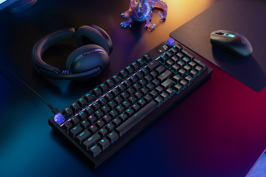 Klávesnice Logitech G316 X 98, US INT'L layout černá Klávesnice Logitech G316 X 98 na herním stole s headsetem a myší