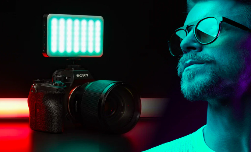 Rollei LUMIS Mini Creator RGB připevněný k fotoaparátu pro kreativní RGB nasvícení scény