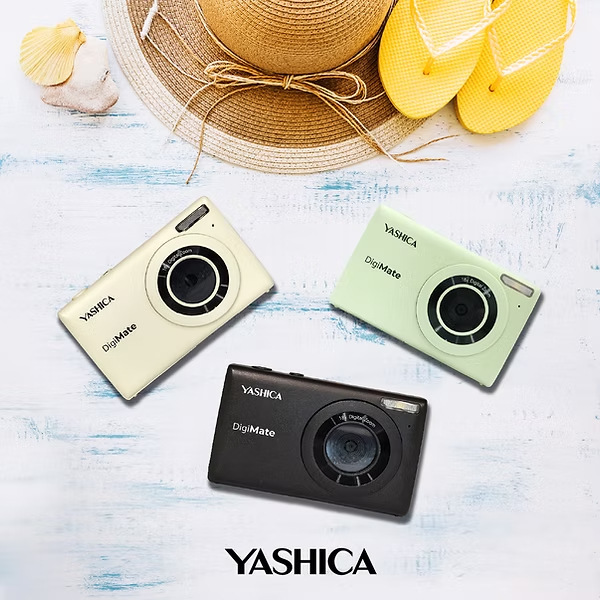 Kompaktní fotoaparáty YASHICA DigiMate v různých barevných variantách vedle letních doplňků