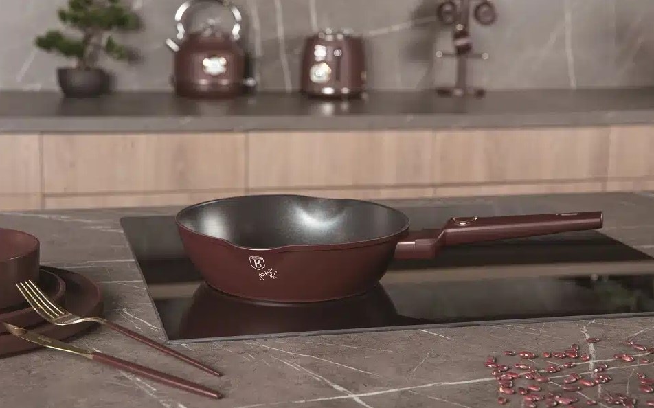 Krásná pánev o průměru 28 cm  Berlinger Haus Leonardo Collection je umístěna na varné desce v moderní kuchyni.
