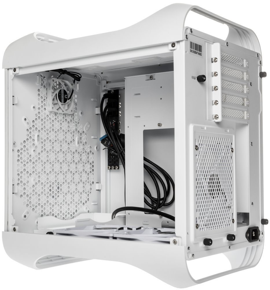 Case BitFenix Prodigy M 2022 ARGB bílá Na snímku je prázdný vnitřní prostor bez bočnice. Je zachycen od levého zadního rohu, je tedy vidět kabeláž, zadní a přední ventilátor, port pro napájení, zadní stěna s otvory pro průchod vzduchu. Dostatek prostoru pro komponenty.