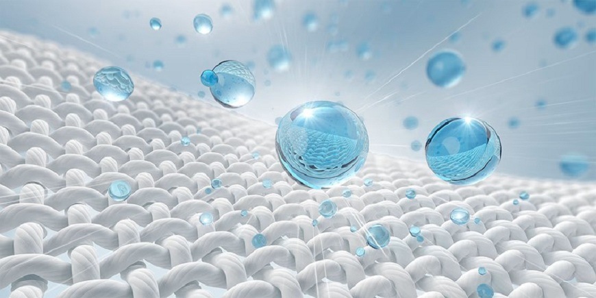 Vestavná pračka Candy BC4S68M6D8J-S bílá přiblížený pohled na látku, do které se dostávají částečky směsi detergentu a vody