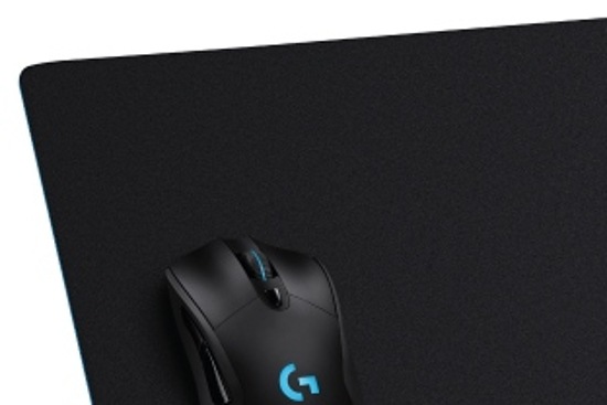 Podložka pod klávesnici a myš Logitech G840 XL Cloth Gaming Mouse Pad - EWR2 černá Logitech G840 XL Cloth Gaming Mouse Pad – detail povrchu a myši