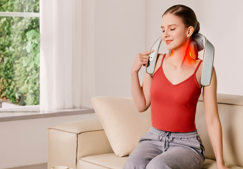 Žena ovládá masážní límec SKG H5 Mini tlačítky během masáže krku