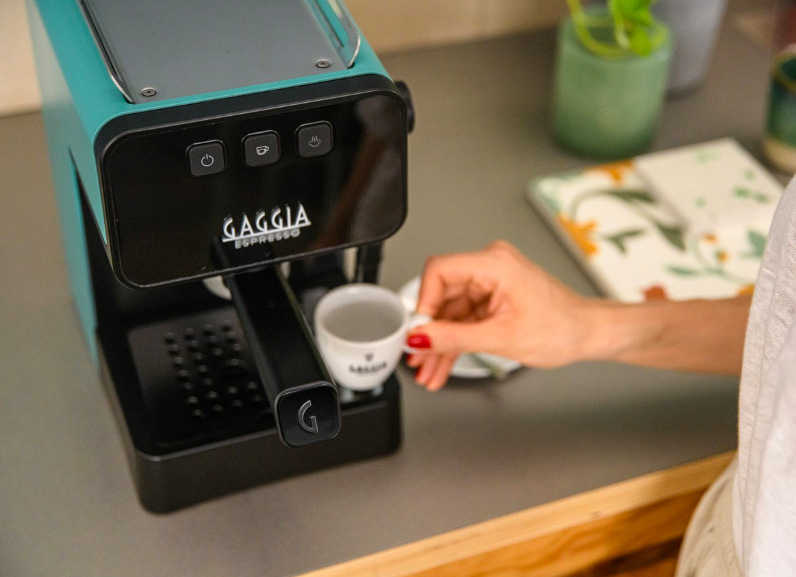 Příprava espressa v pákovém kávovaru Gaggia Espresso De Luxe zelená v moderní kuchyni