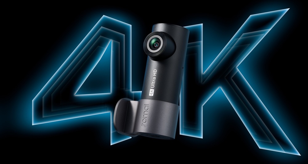 Černá autokamera 70mai M310 Plus před výrazným modře podsvíceným nápisem 4K, který zdůrazňuje podporované rozlišení obrazu.