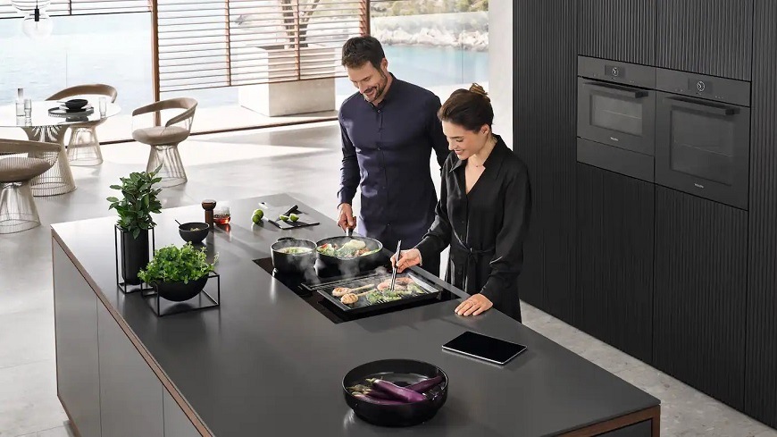 Indukční varná deska s odsáváním Miele KMDA 7272 FL-U černá Indukční varná deska s odsáváním Miele KMDA 7272 FL-U černá